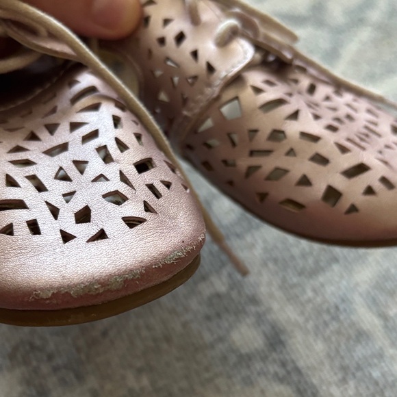 Stylish Lace-Up Cutout Shoes in Pink Metallic - Picture 4 of 8